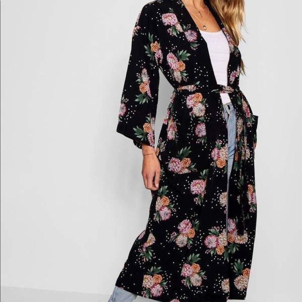 NWT Boohoo Plus Floral Kimono